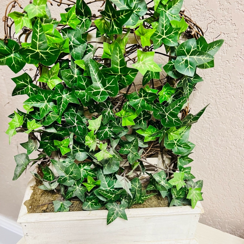 Ivy Trellis Decoration
